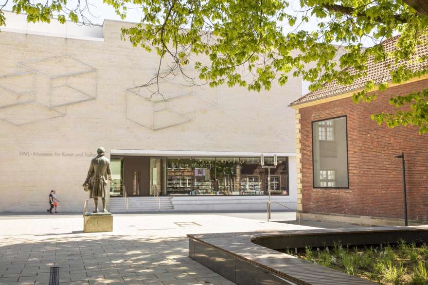 德国明斯特 Fürstenberghaus 广场——古树下的城市绿洲-12