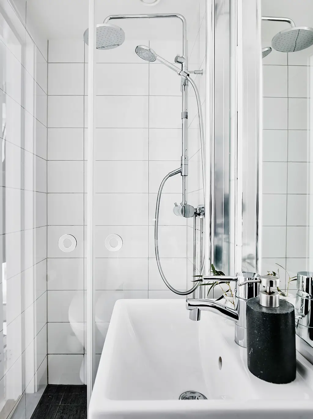 瑞典古建筑中的优雅工作室-18