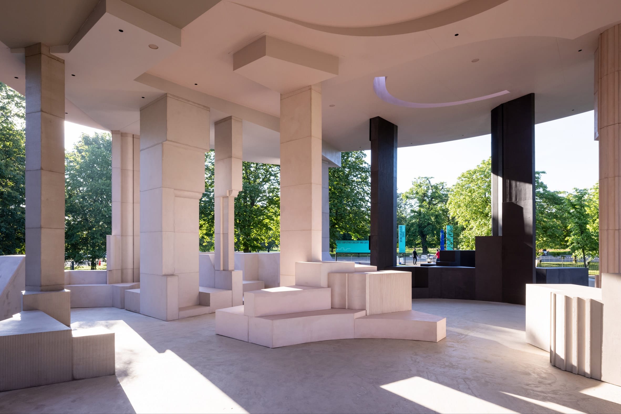 伦敦建筑群落中的粉色灰色碳负空间-27