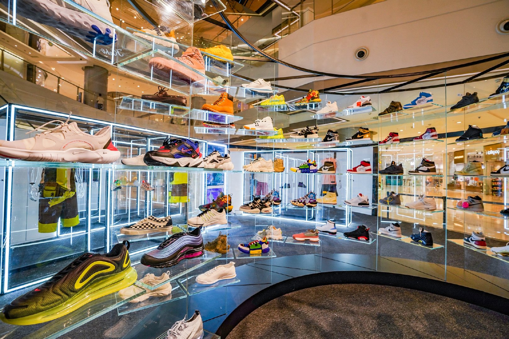 成都 IFS 时尚召集令 | 动感灯管串联全场的靓丽视觉设计-18