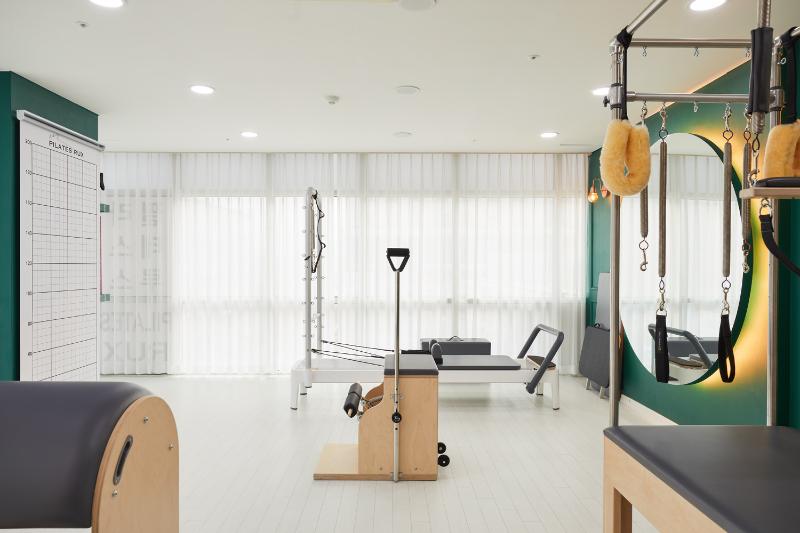 15 坪极简风办公空间设计，点睛之笔的室内配色-8