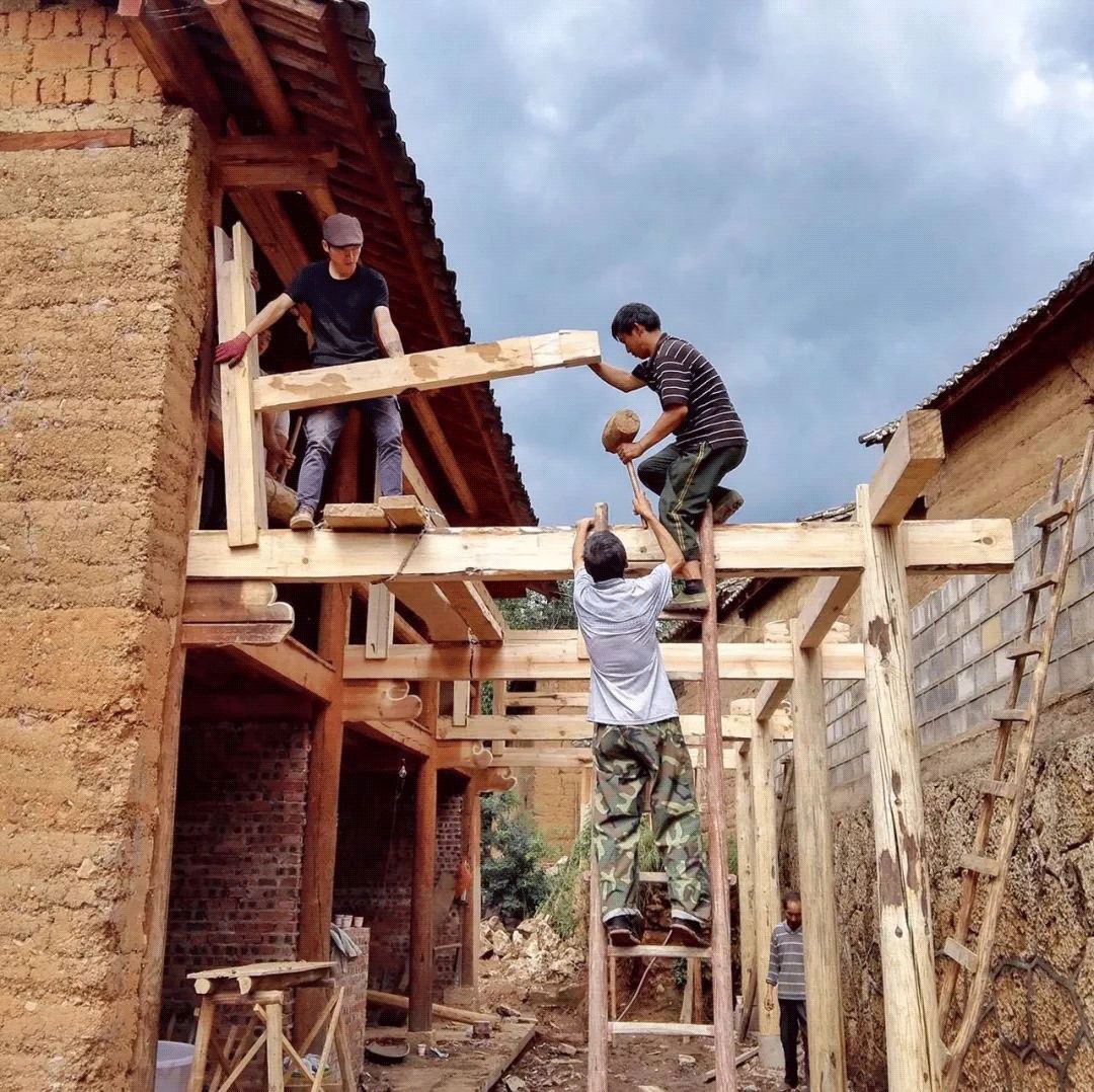 买不起房，小夫妻把牛棚改造成家，竟成300㎡大别墅还有150㎡花园菜地......-97