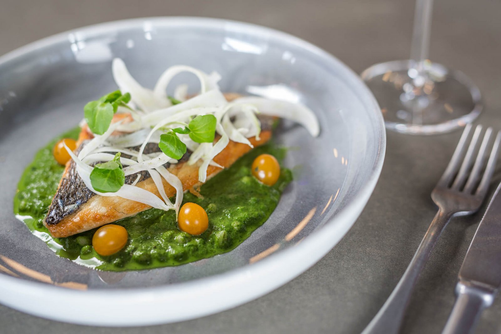 荷兰 QO 酒店绿色餐饮空间-5