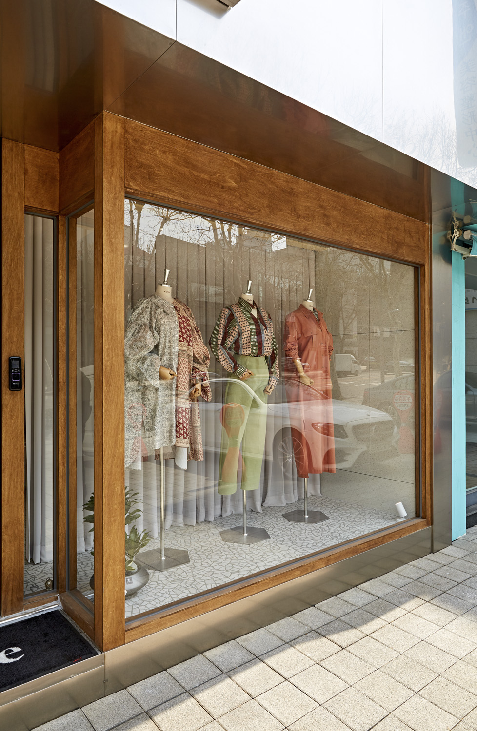 简约照明点亮 13 坪女性服装店-16