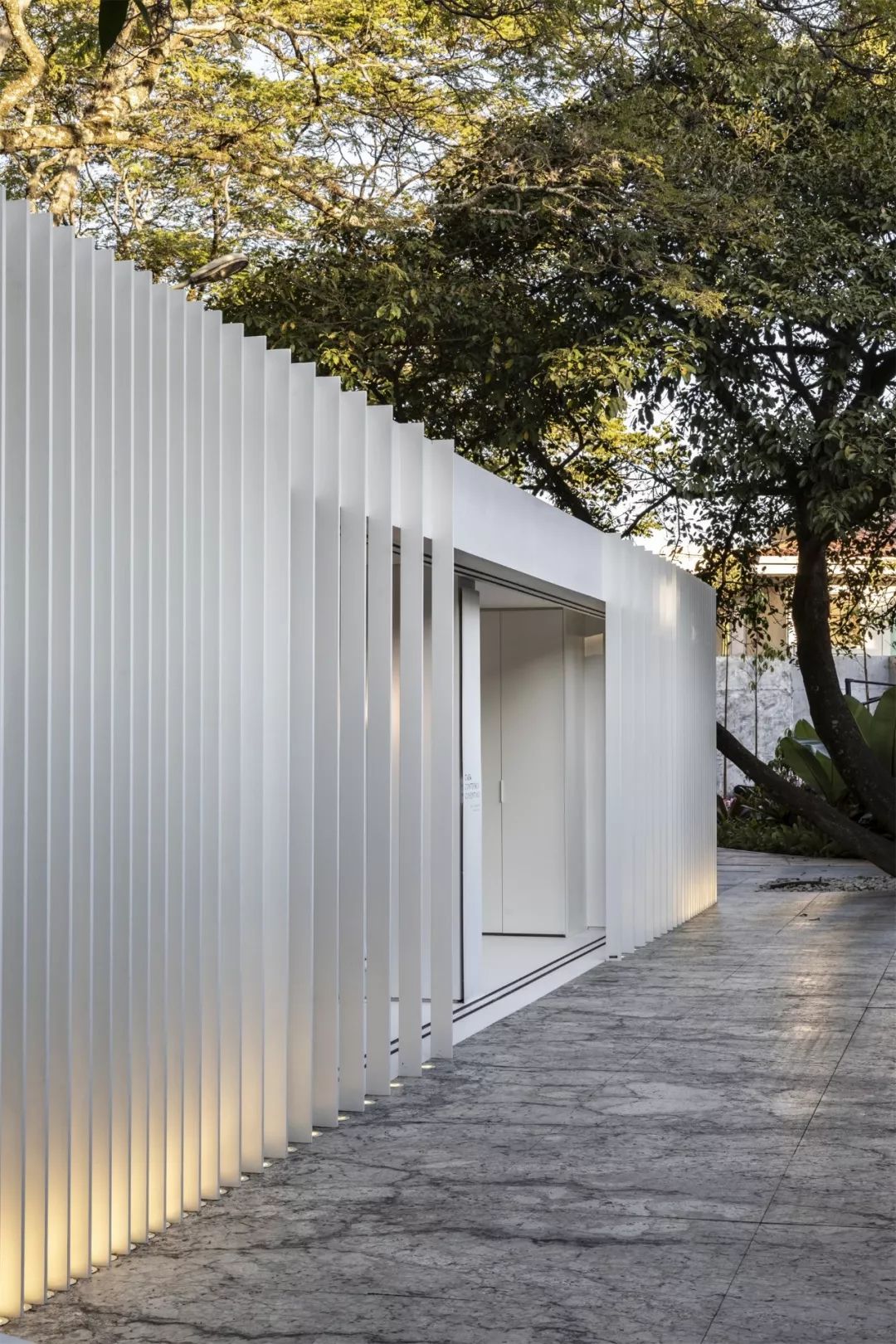 两个集装箱改造的极简主义微型住宅  Marilia Pellegrin-27