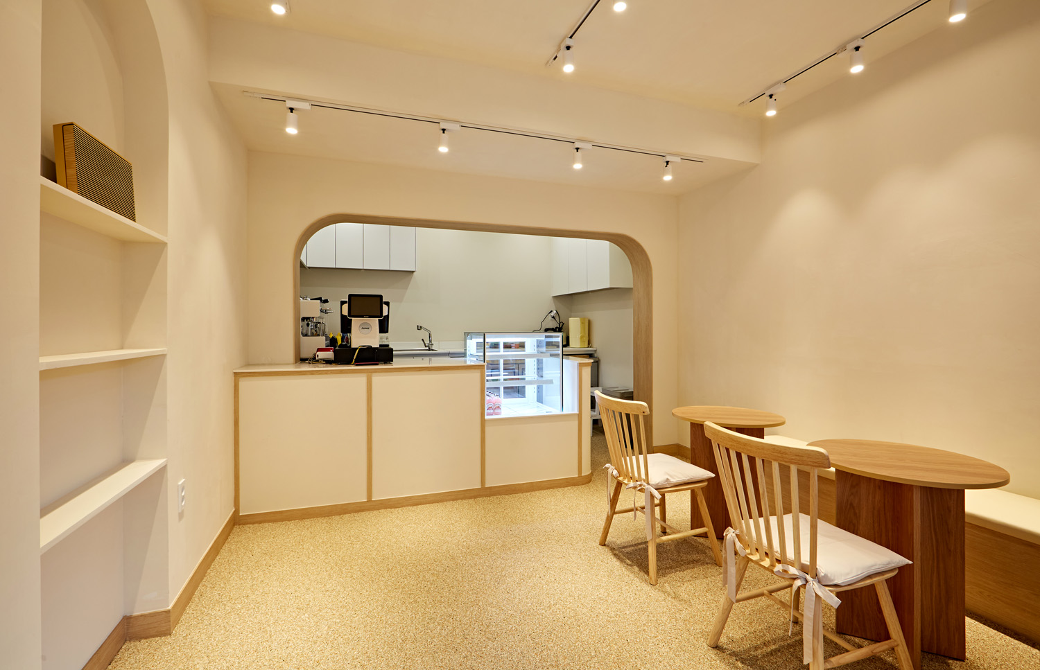 白色与木质，打造 10 平米精致空间-3