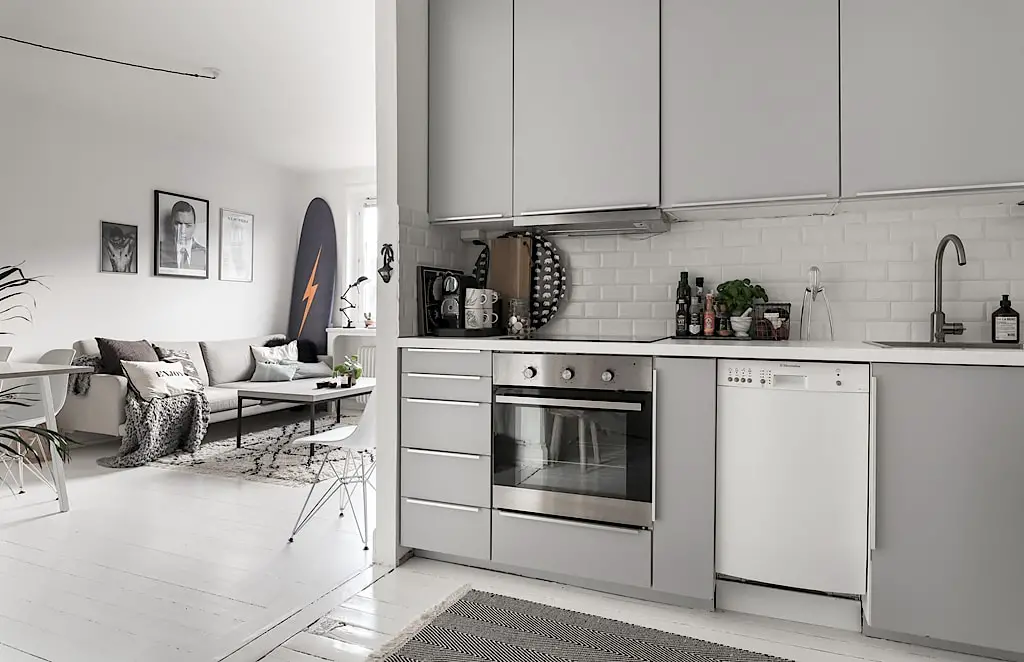 瑞典 38 平米中性风公寓，大胆运用橙色冲浪板打破单调-14