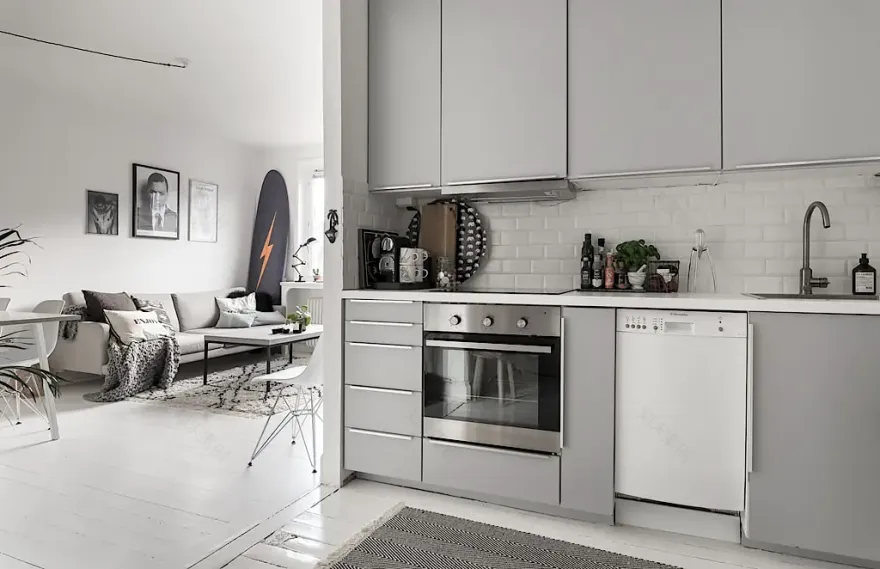 瑞典 38 平米中性风公寓,大胆运用橙色冲浪板打破单调-14