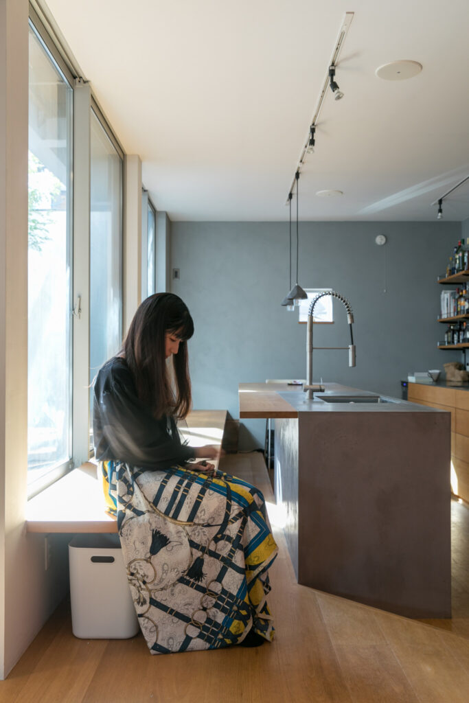 薪ストーブのあるピットリビング　外とのつながりがくつろぎを生む “共有”の空間と時間を作る家 | Style of Life | 100%LiFE-12