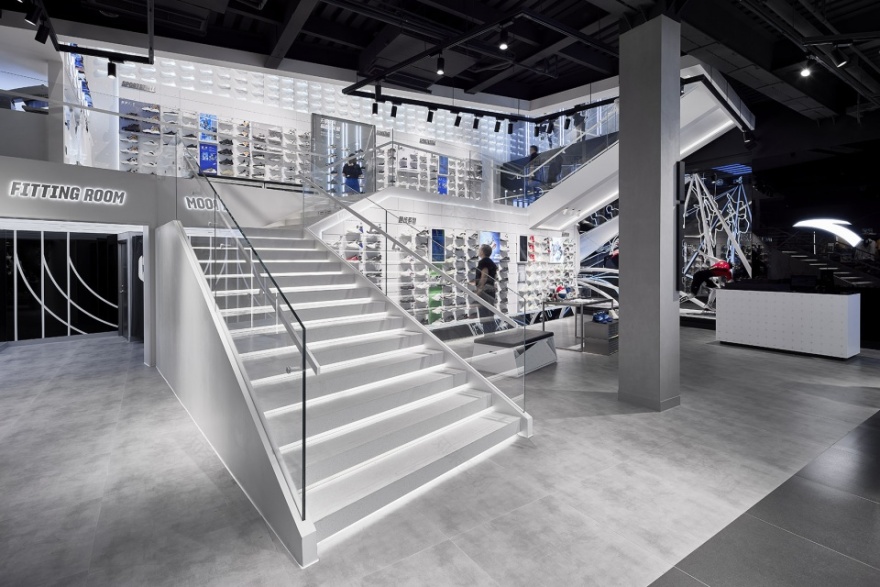 安踏上海旗舰店-36