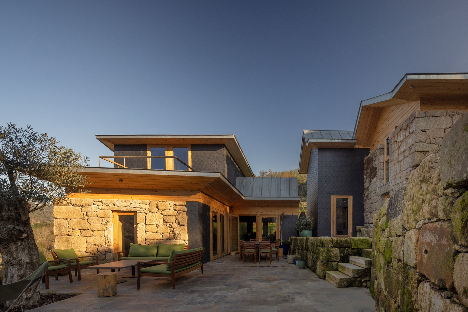 葡萄牙埃尔米达住宅创新改造丨Carlos Castanheira-5