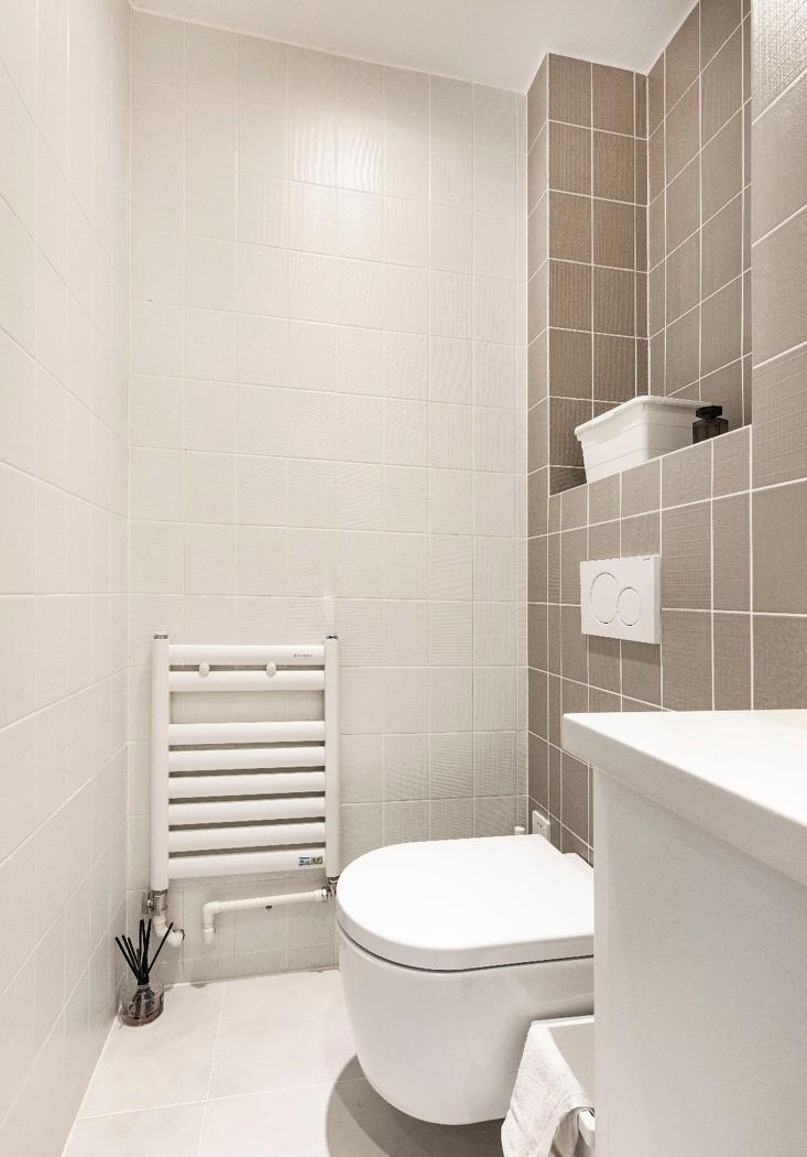 弧形长廊引导的现代家居设计-46