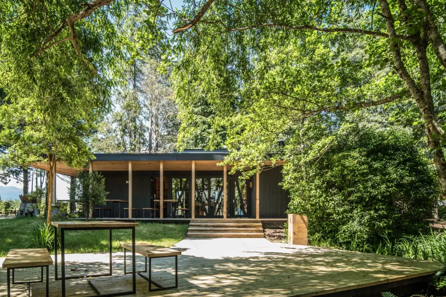 智利湖畔森林中的舒适用餐空间-14