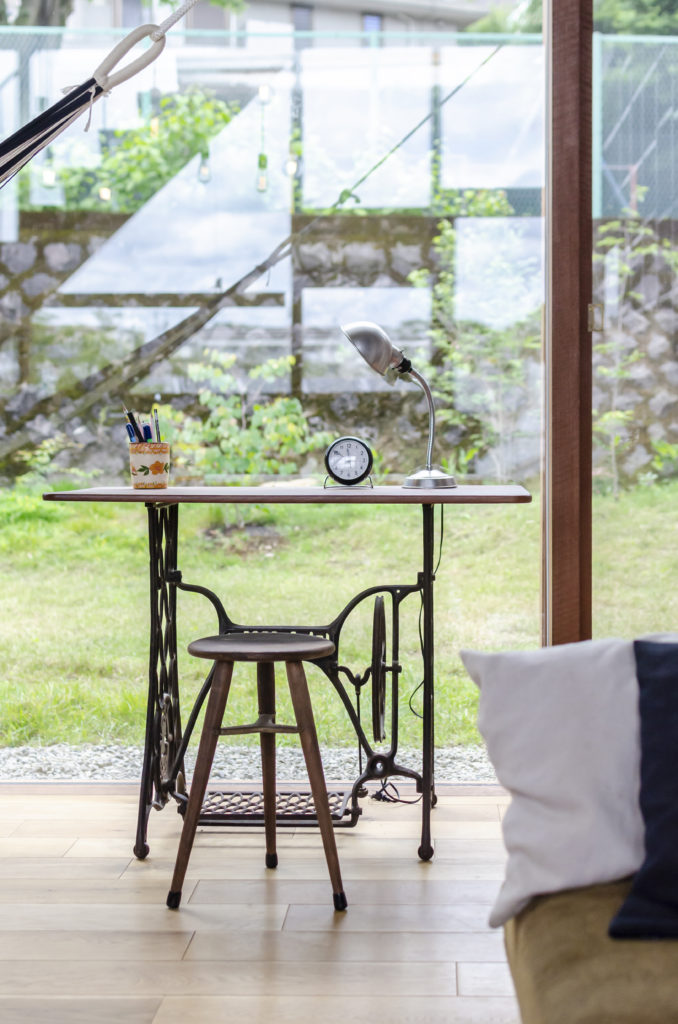 丘の途中に立つ家開放的で庭の一部のようなコンクリート造の空間に住む | Architecture | 100%LiFE-8