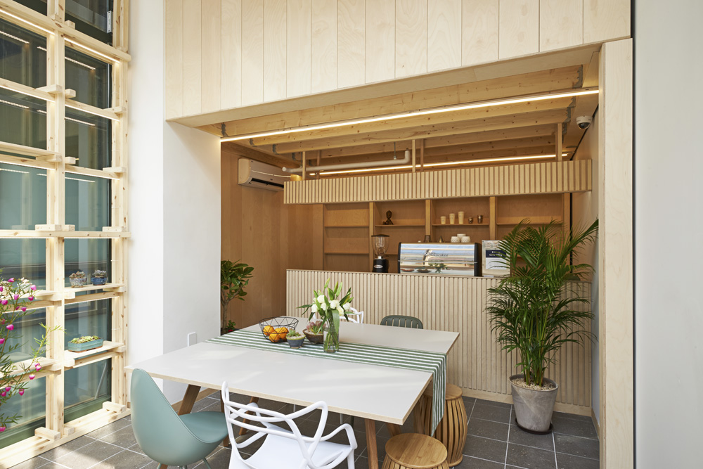 十平米清爽双层咖啡馆，展现简约设计魅力-3