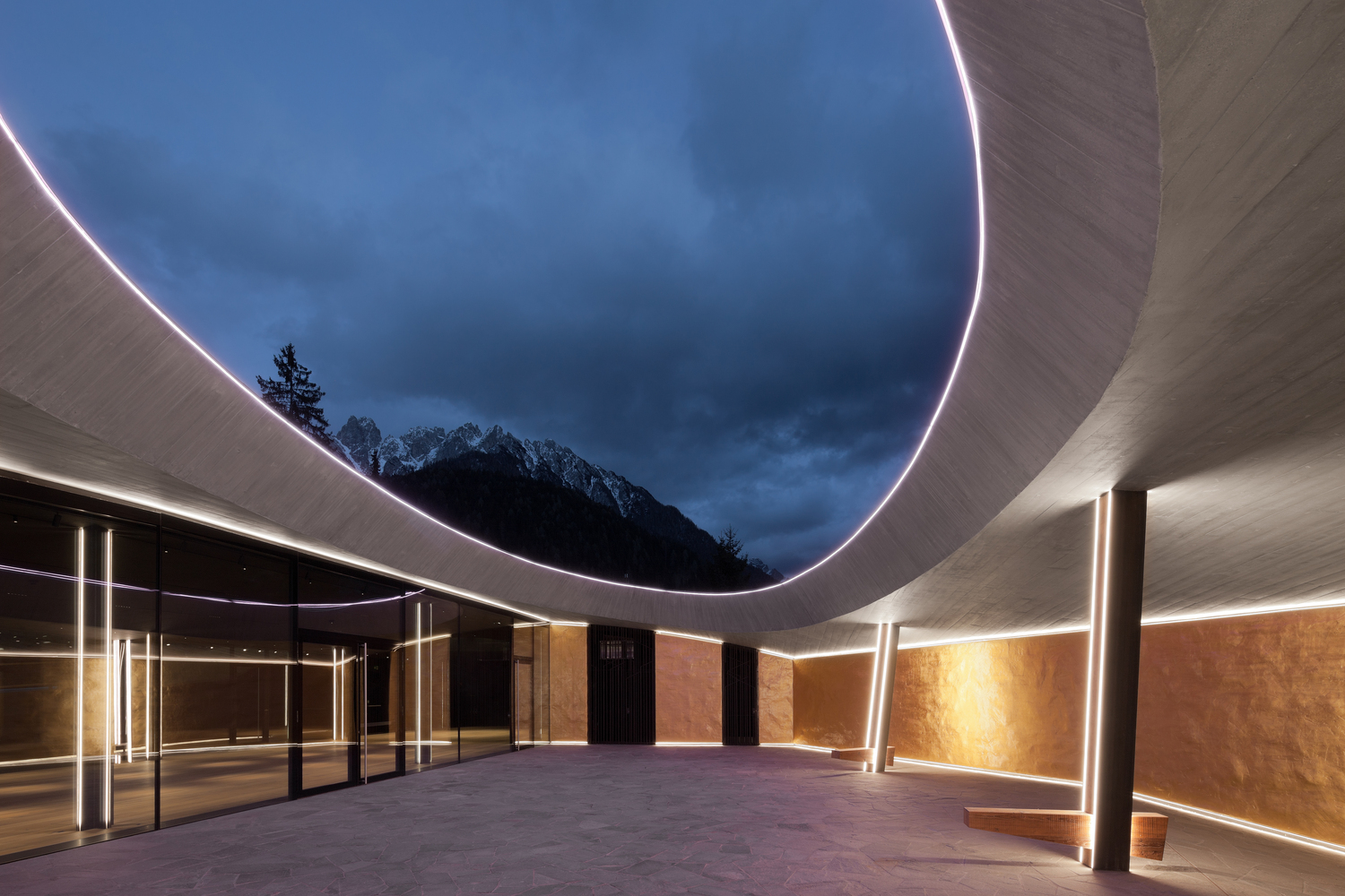 弗朗茨·克拉勒品牌南蒂罗尔地区奢侈品购物建筑设计-96