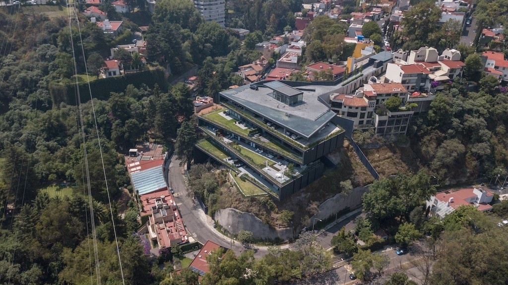 墨西哥城折叠空间豪宅，融入自然的线性设计-3