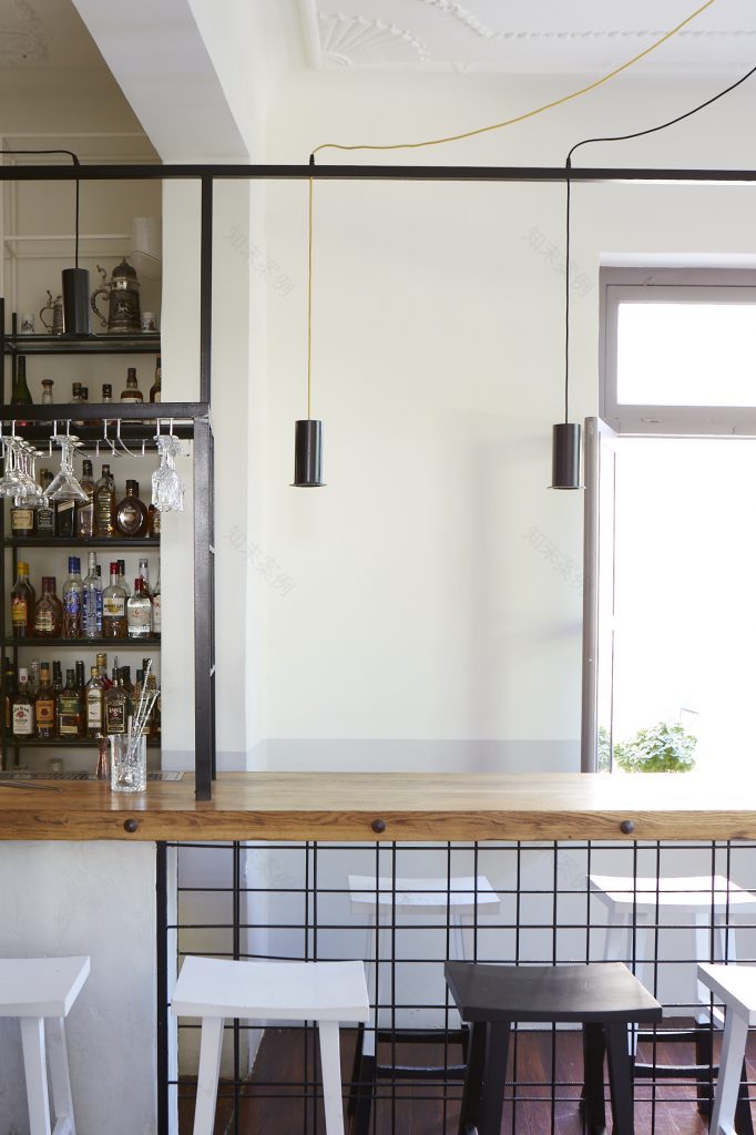 七大美食罪 gastro酒吧(注:gastro一般指融合传统酒吧与高级餐饮特色的风格,直接中文难有完全对应简洁词汇,保持gastro也算合适;若要一定转译,可翻译为美食小馆 ,这里保留gastro更能传达特色且符合场所命名规律)
更为推荐的纯翻译表述:七宗美食罪美食小馆 丨希腊雅典丨Elina Drossou,Efi Malandraki-15