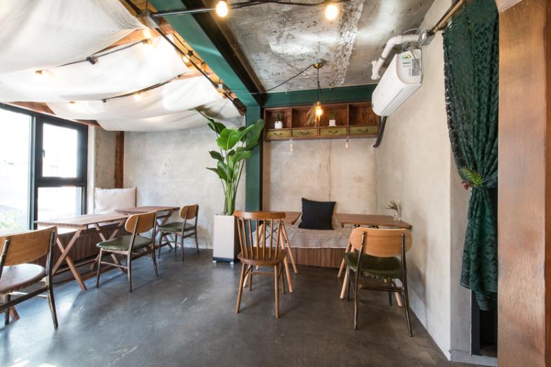 原木风打造自然甜品店，绿植点缀的温馨空间-8