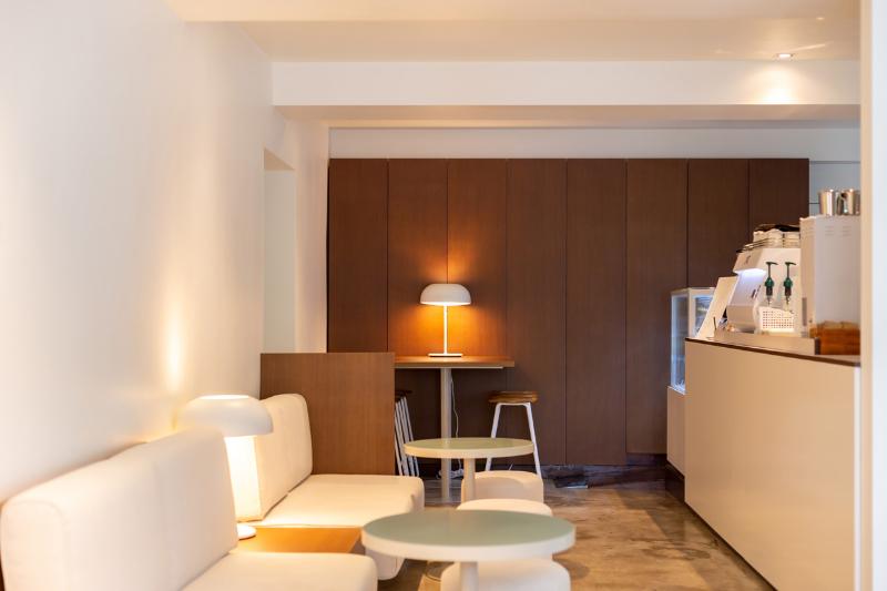 25 坪温暖氛围的白色与木质调咖啡馆设计-7