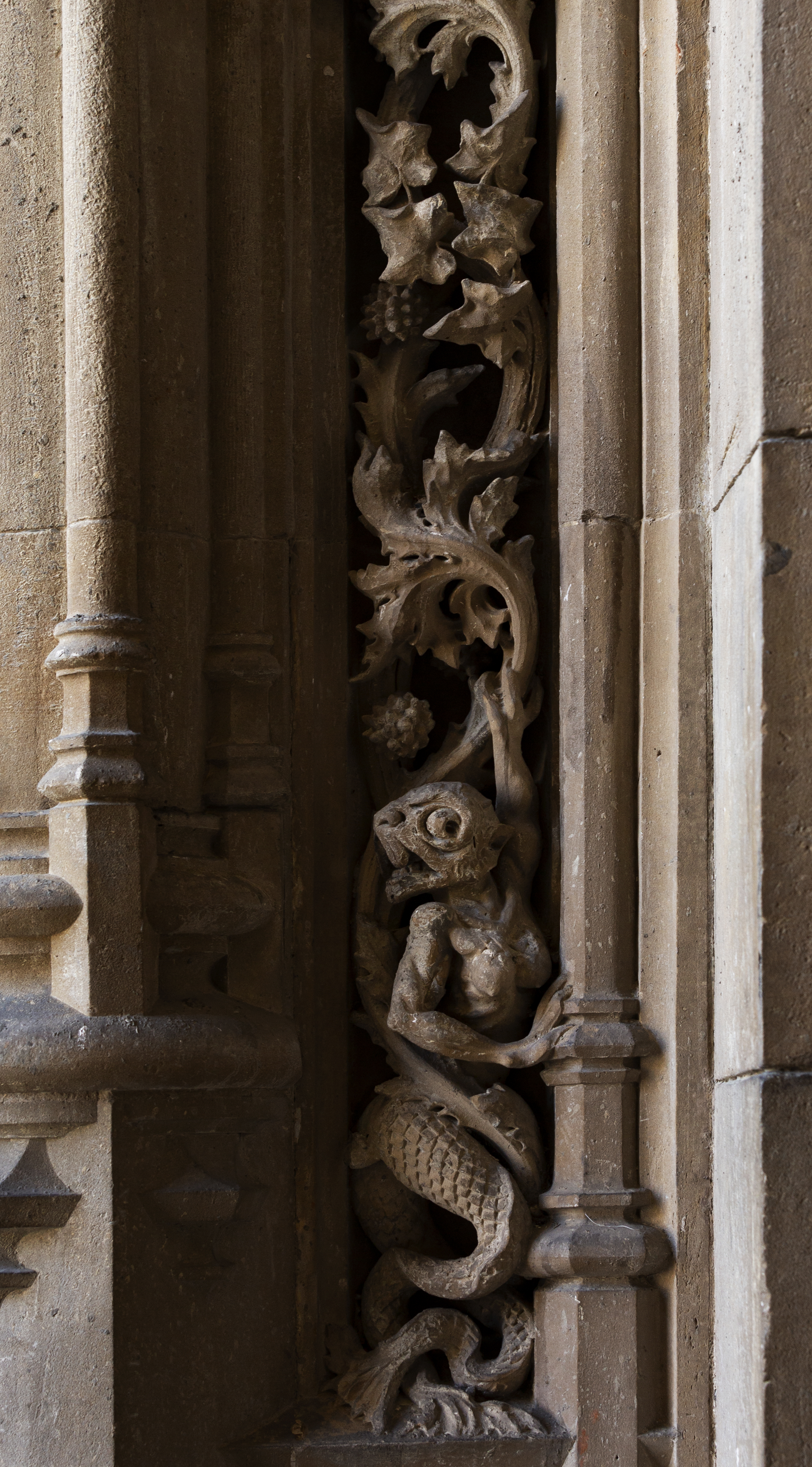 Extrañas criaturas en la catedral de Vitoria Parte 1-0