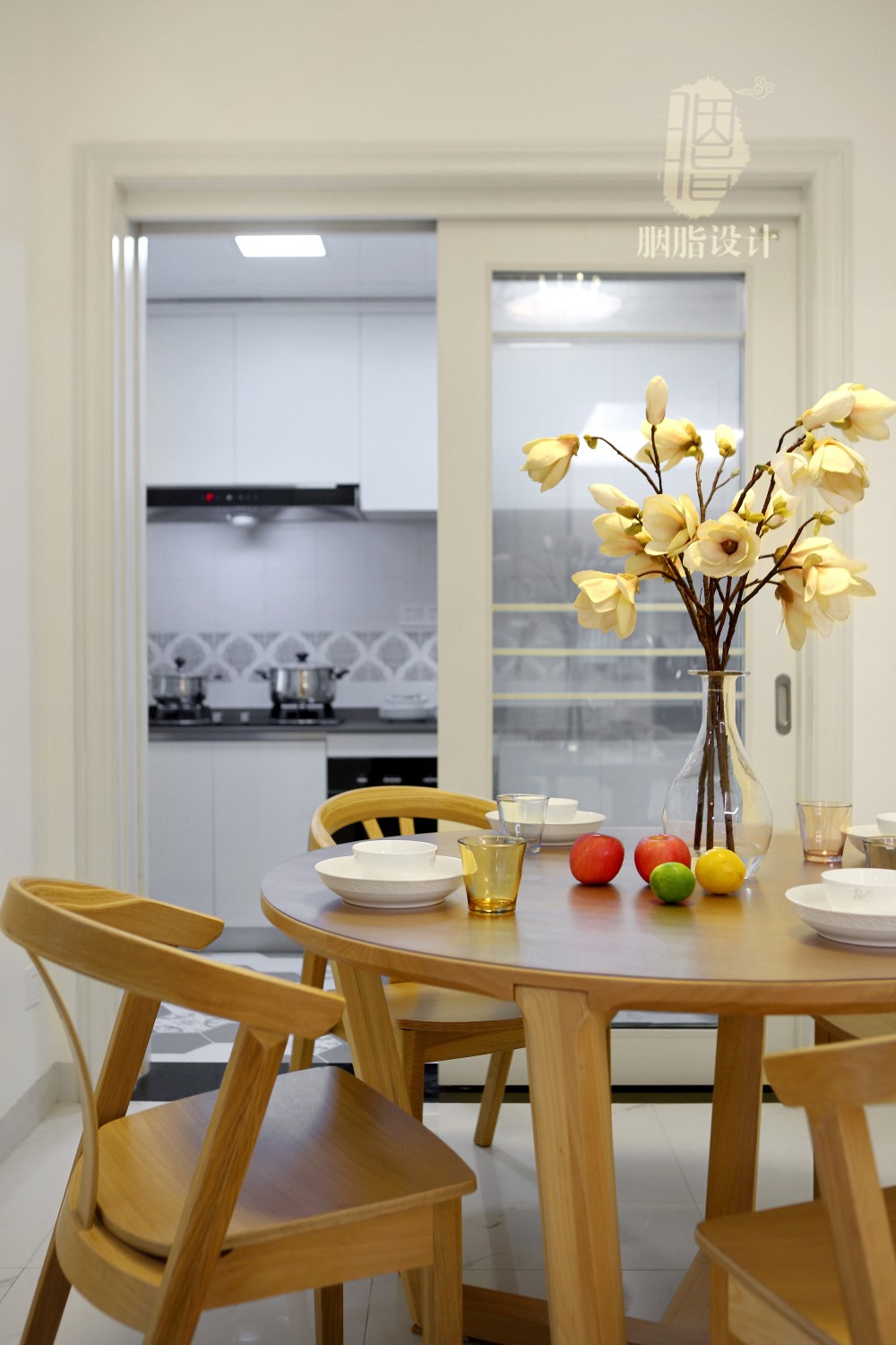 广州润粤大厦北欧风家居设计,原木与彩色的和谐搭配-22