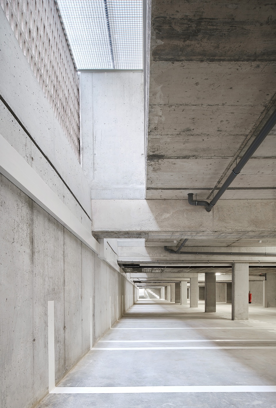 巴塞罗那社会住房设计,通透空间与裸露砖墙的完美结合-13