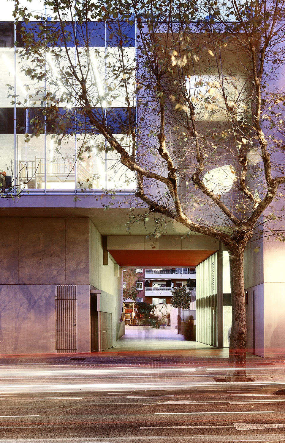 拼贴大楼 | 西班牙巴塞罗那 Teresa Pàmies 文化中心,垂直城市新典范-6