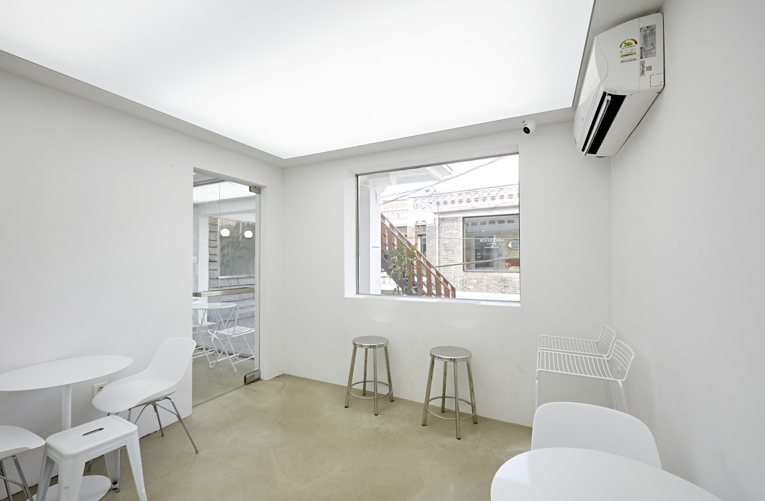 40 平米白色简约风咖啡厅 设计展现极简美学魅力-10