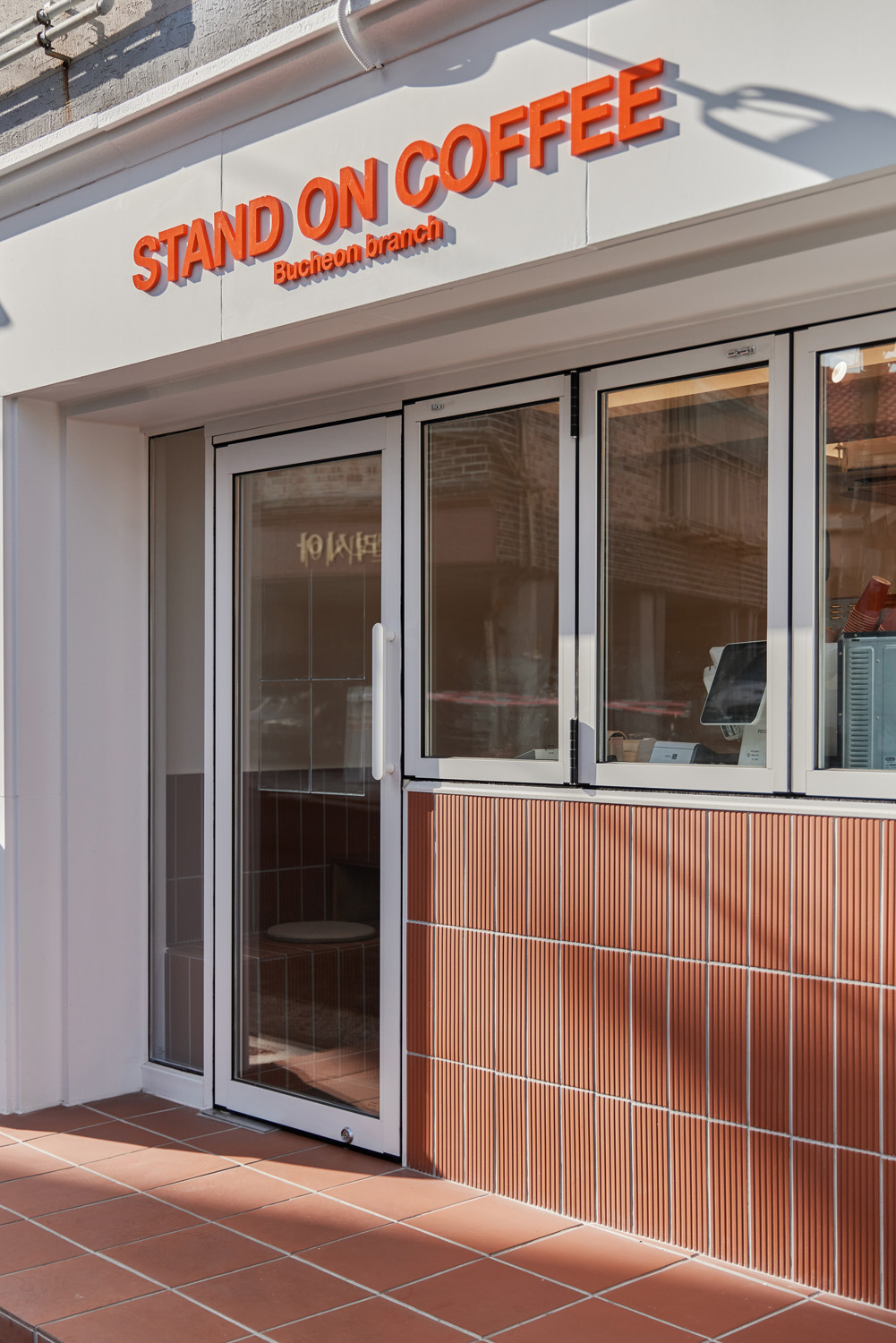 白色与木质，打造极简咖啡厅之美-17