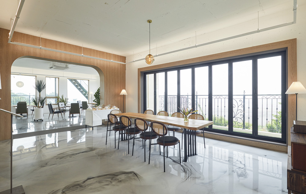 洛特里克咖啡馆 | 明亮的木质设计，展现极简魅力-6