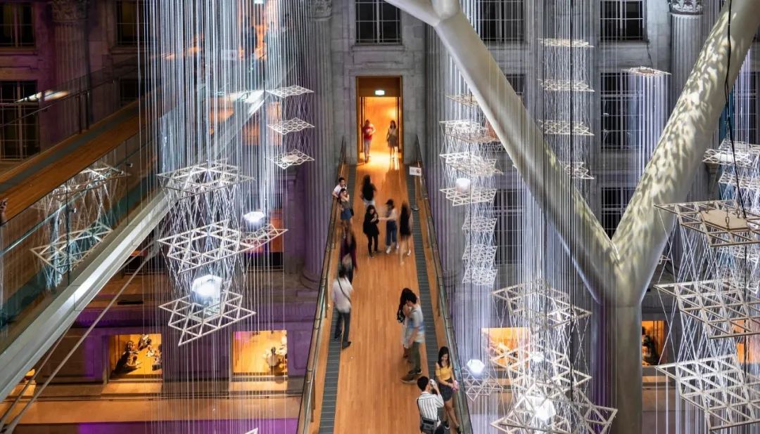 梦幻浮城 · 新加坡国家美术馆中庭的照明艺术丨Nipek-8