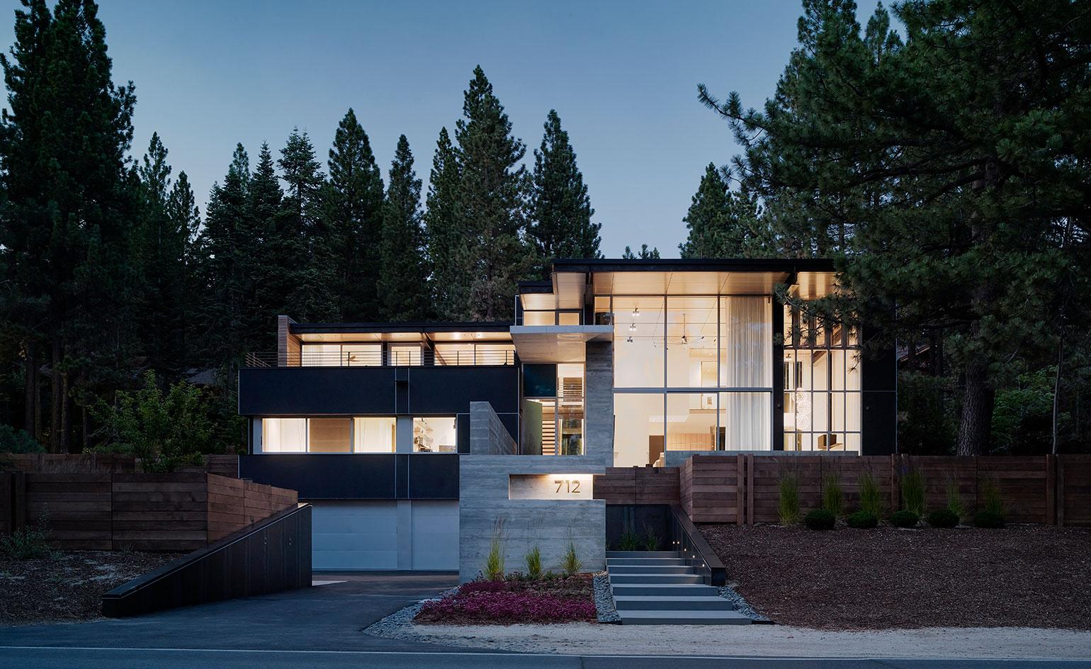 scene stealer this minimalist lake tahoe house makes a splash-0