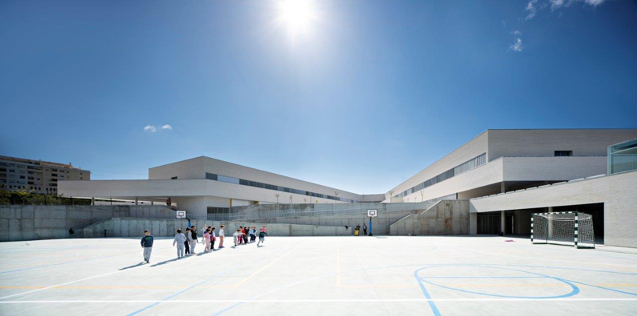Indira Gandhi Public School · 融入地形的教育建筑-45