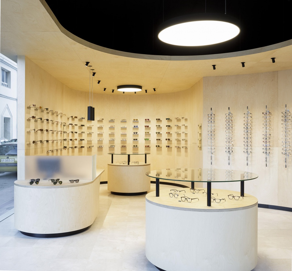 西班牙 Panóptica 眼镜店 | 曲线展墙划分空间,营造环绕式购物体验-21