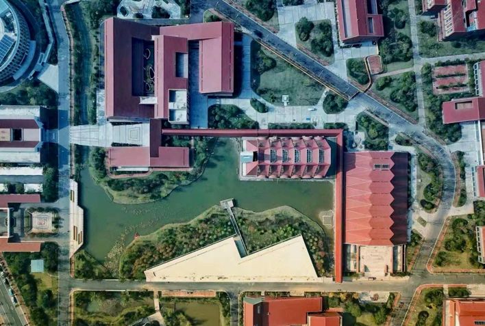 北京外国语大学附属如皋龙游湖学校的现代江南校园空间-6