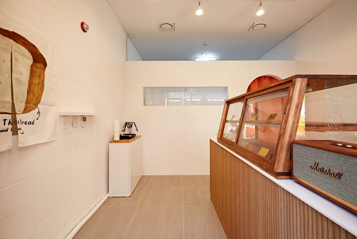 白色与木质，12 平小空间变身温馨面包店-5