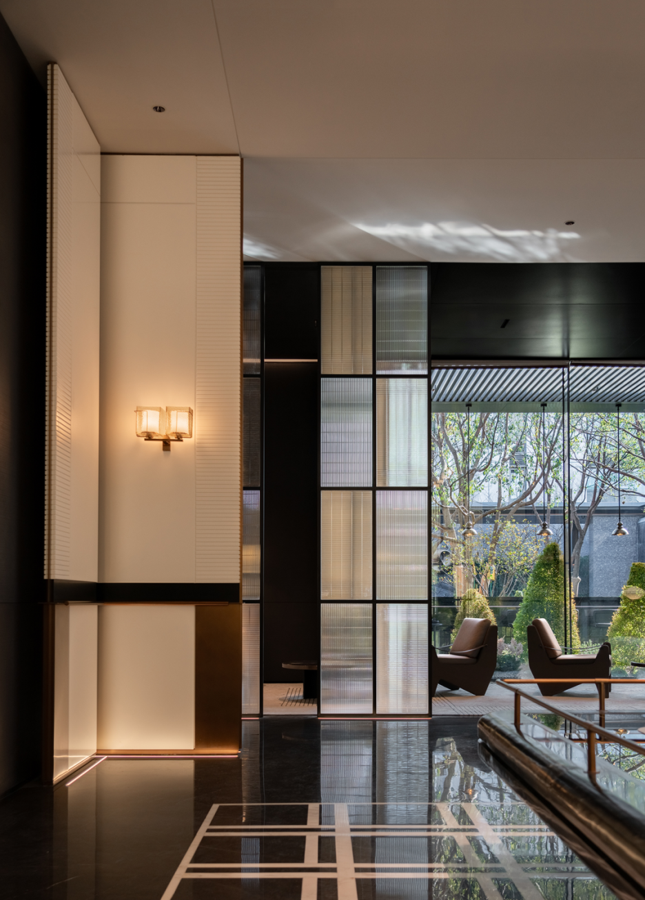 700㎡高级黑售楼处丨李益中空间设计-12