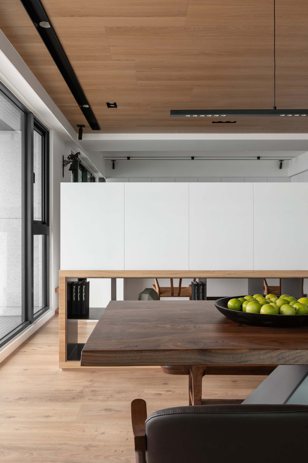 透·影空间设计 | 自然采光打造自由穿梭的白韵之境-11