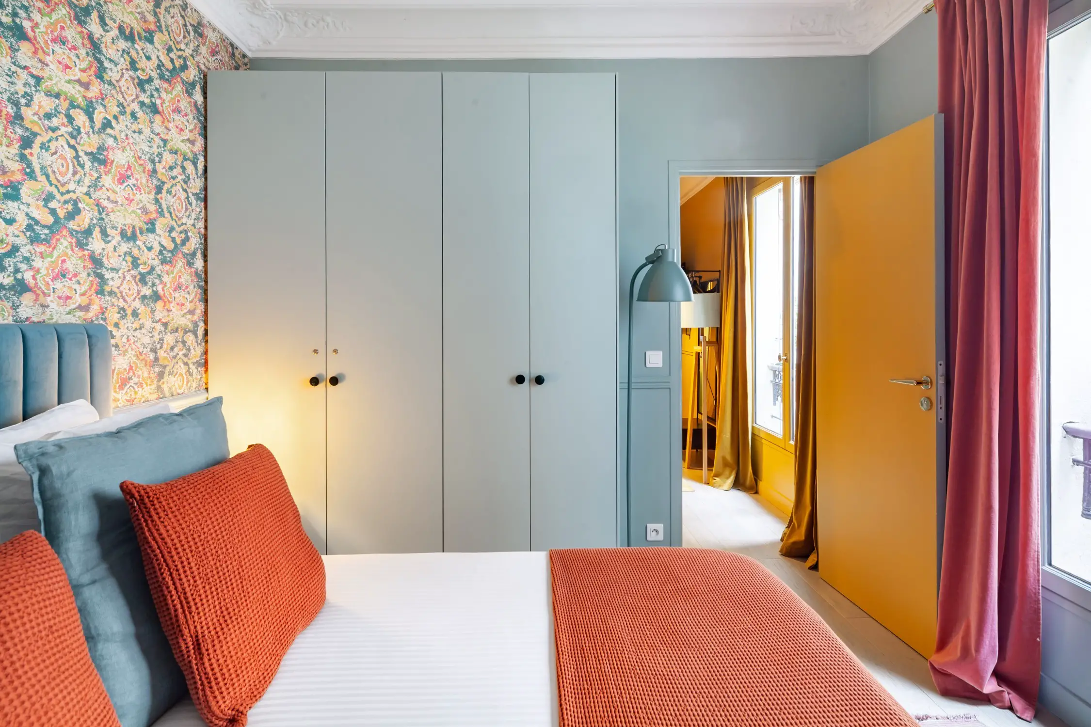 巴黎十九世纪公寓的彩色壁纸和独特设计-13