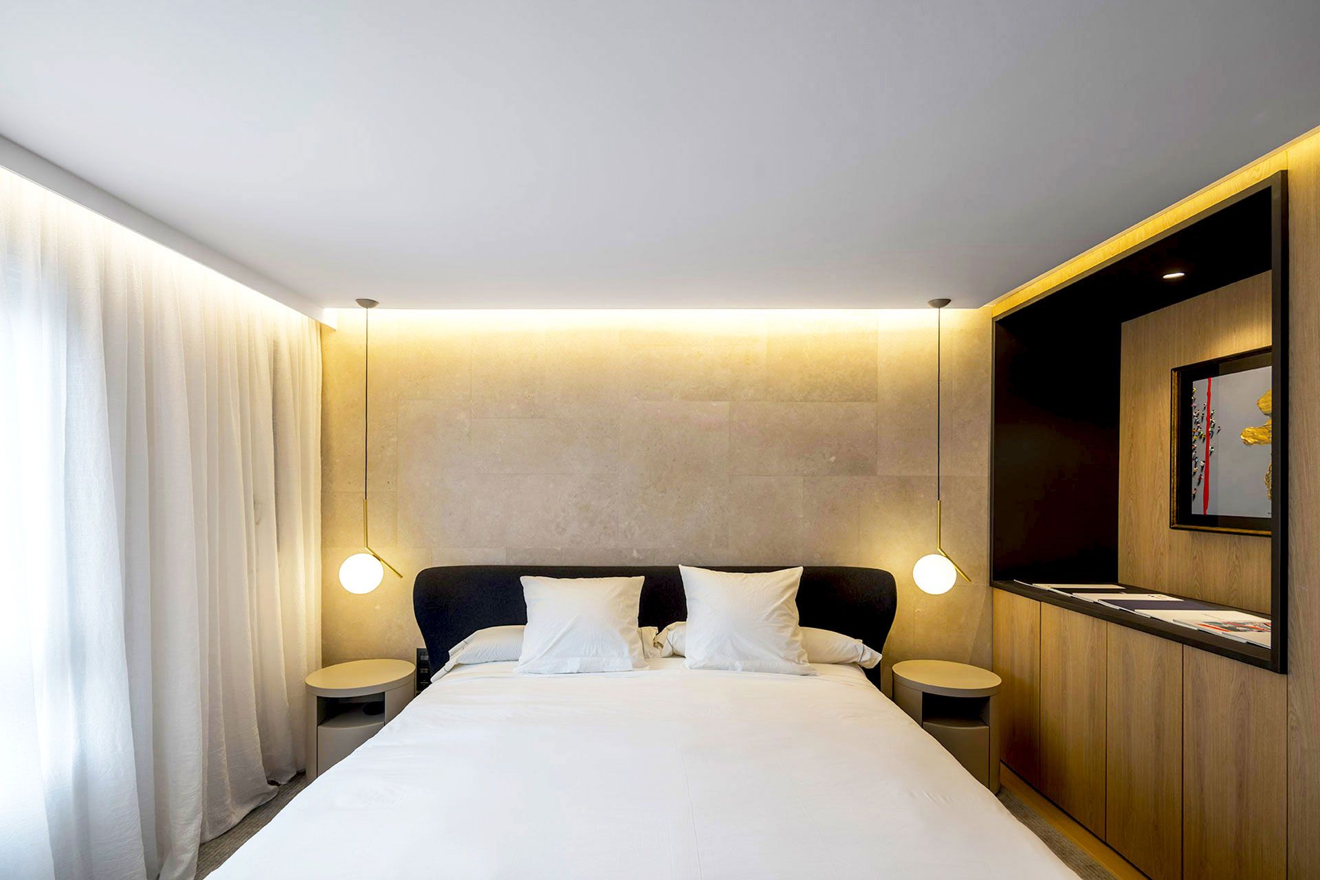 我认为 I HOUSE 可能并不是一个符合常规语义逻辑的表达如果 I  是品牌名首字母、个人名开头字母 、或者某个机构名称的缩略等，那么可以保留  I  不用翻译，直接翻译为  I 酒店，因为  house  常见释义中有 住宅；房子；（有特定用途的）建筑物 等意思，在一些语境中也可指代酒店、民宿这类供人居住的场所

如果这并非你想要的结果，由于这个短语表意不明确，难以准确判断其确切含义，请你提供更多的背景信息或语境 丨SpainMadrid-19