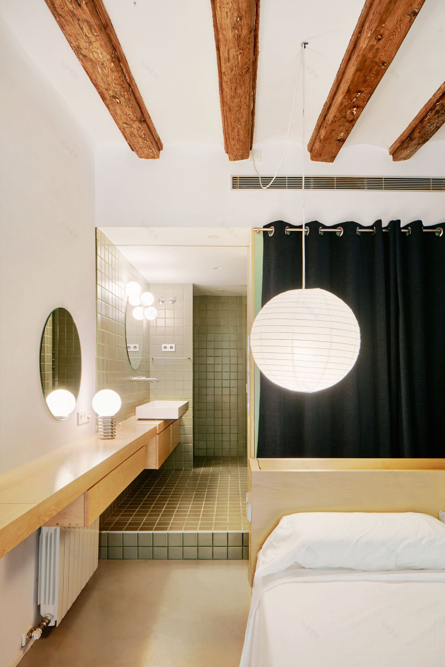 巴塞罗那工业风公寓,家具分隔空间打造开放式生活-4