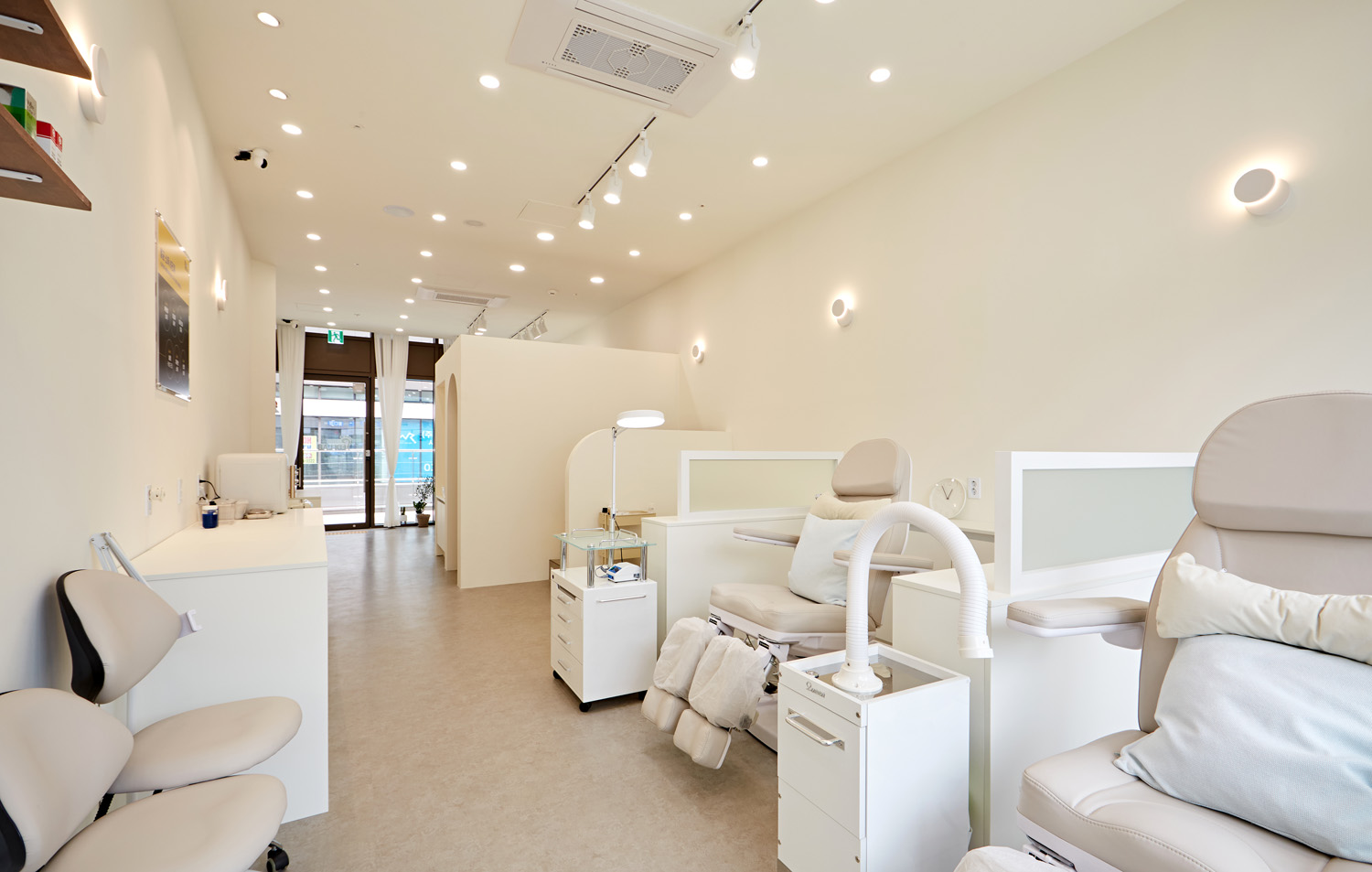 15 坪简约风格美甲店 打造温馨舒适空间-5