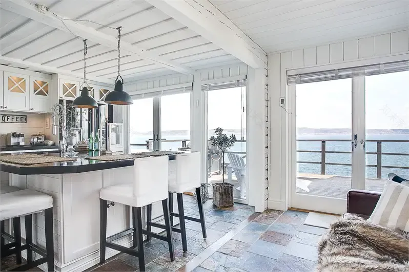 瑞典湖边百年老屋翻新,白色海洋风格度假屋-10