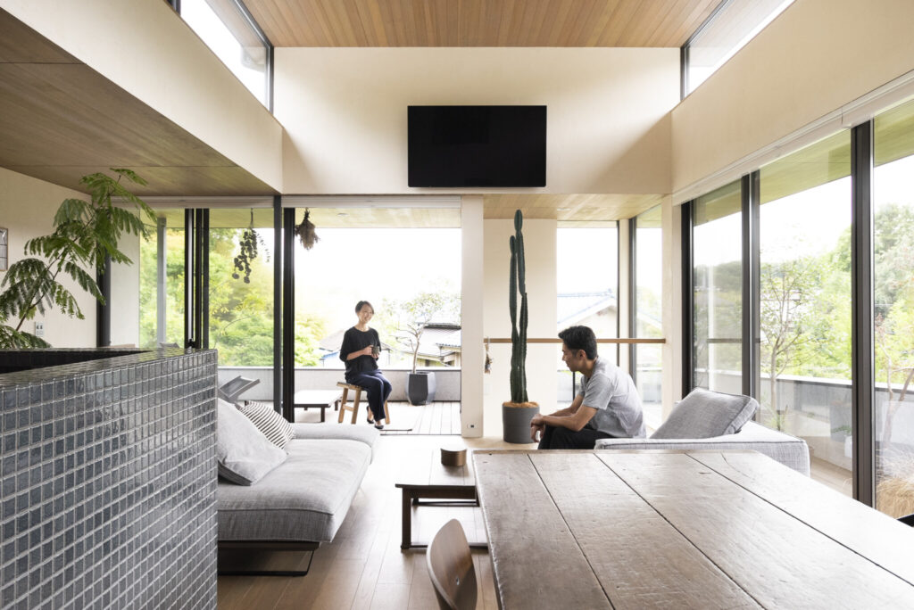 里山の風景を取り込む　室内と一続きの軒下テラスが豊かな時間をもたらす | Architecture | 100%LiFE-10