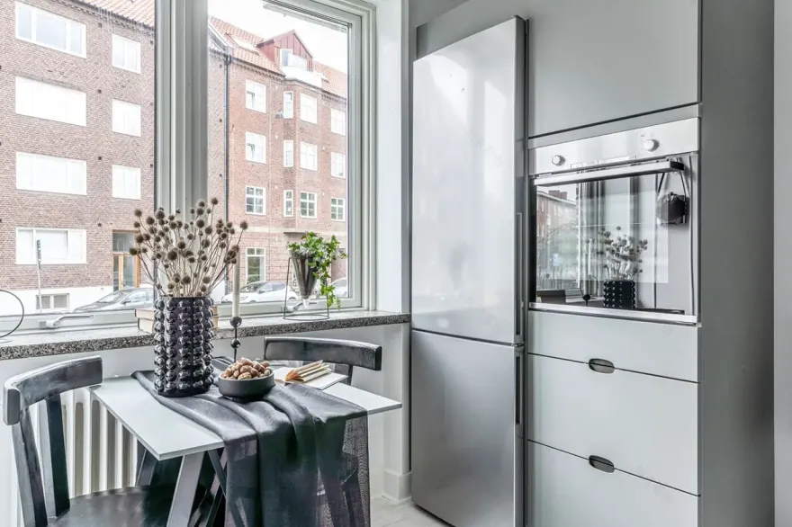 瑞典城市大型工作室公寓的完美改造-11