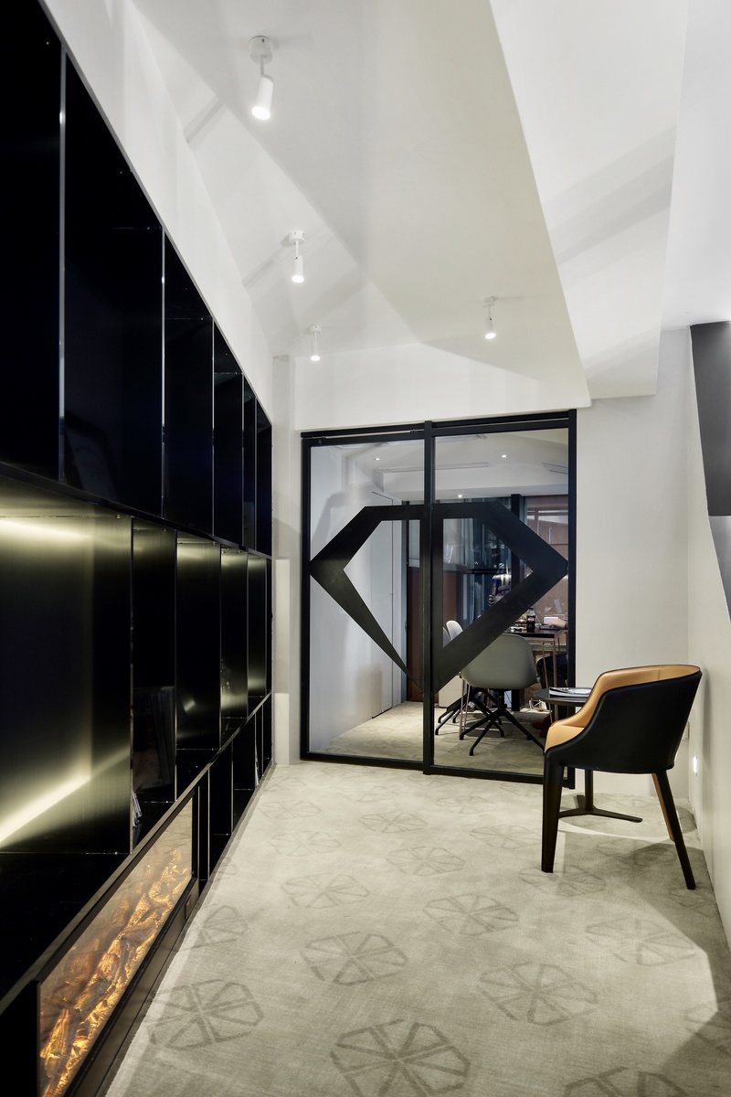 核心商圈“钻石礼盒”珠宝店-12