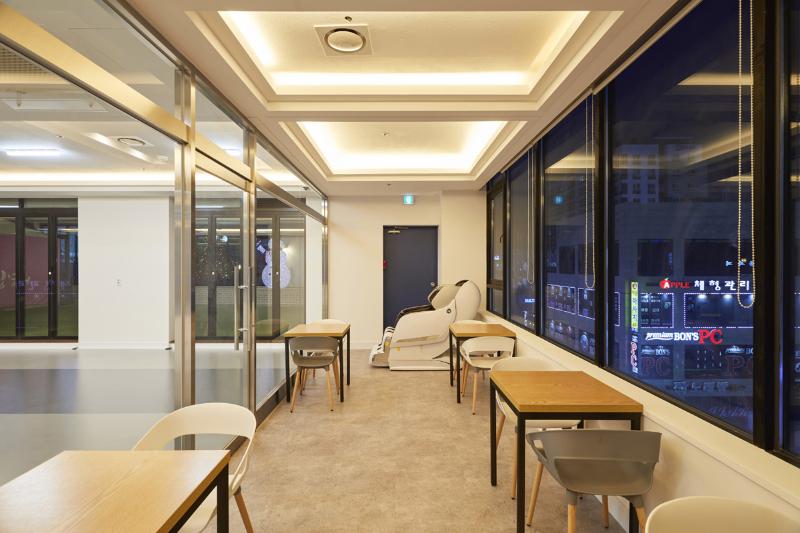 融合实用与美观的 56 平爱犬咖啡厅设计-14