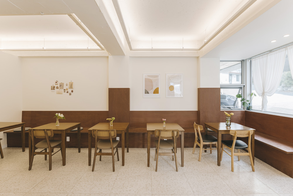 白色与木色，打造 21 平极简咖啡厅-7