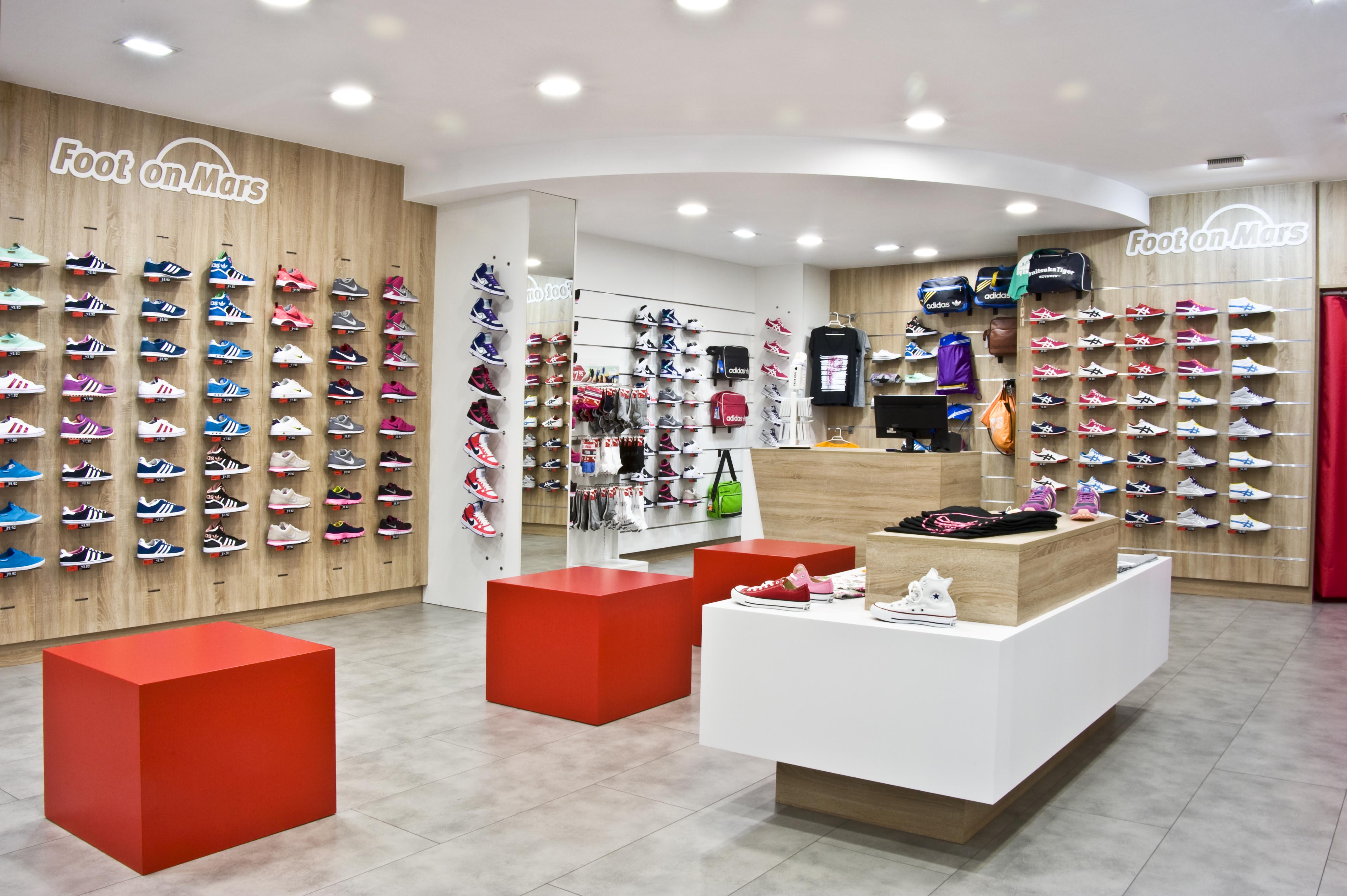 《火星之足》西班牙店 时尚运动鞋展示空间-13